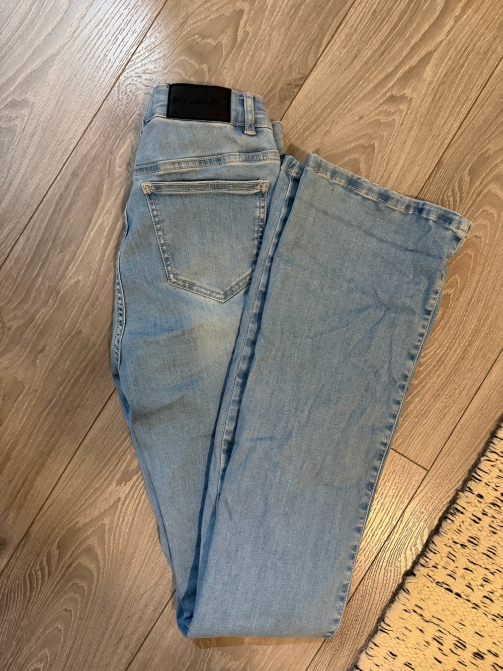 Light Wash Women’s Wide-Leg Jeans